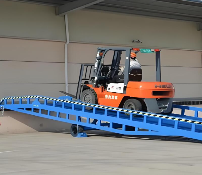 博乐移动式卸货平台（叉车用）